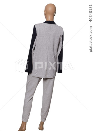 Advertising clothes for women. 40840181