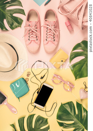 Flat lay with trendy accessories 40841028