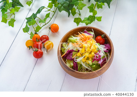 Petit tomato salad 40844130