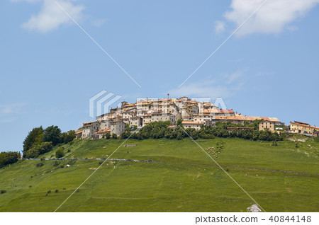 lentils blooms in Castelluccio. Italy  40844148