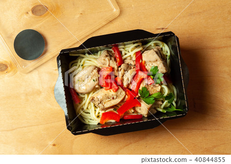 Noodles with parsley, and chicken 40844855
