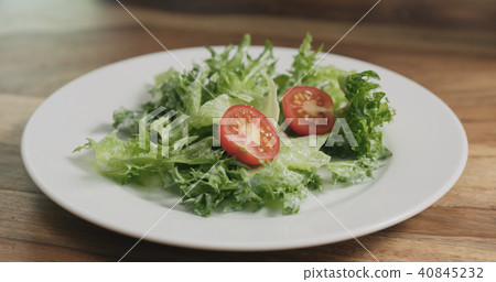closeup adding tomatoes to caesar salad 40845232