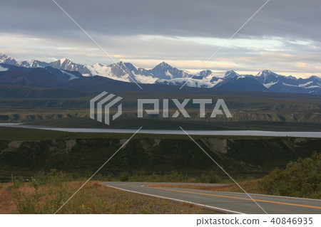 從Denali高速公路和阿拉斯加山看見的湖 從Denali高速公路和阿拉斯加山看見的湖 40846935