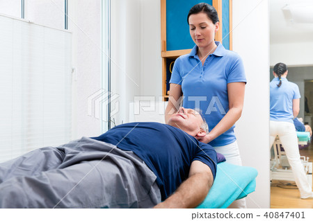 Senior man visiting physiotherapist for massage 40847401