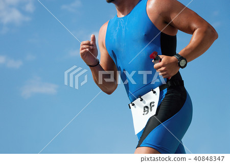 Triathlon runner triathlete man running 40848347