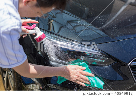 A man who washes cars 40849912