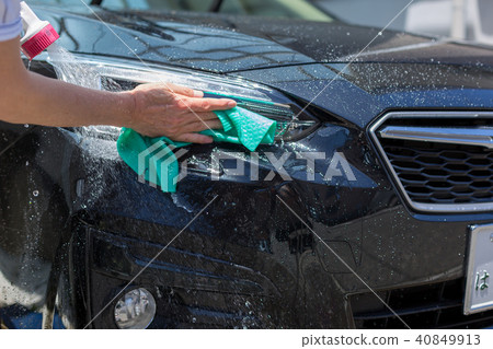 A man who washes cars 40849913