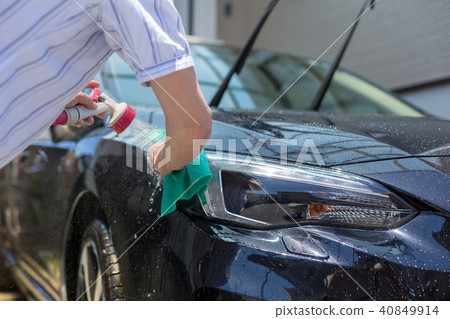 A man who washes cars 40849914
