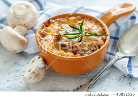 Clay pot with fried mushrooms,chicken and cheese. Clay pot with fried mushrooms,chicken and cheese. 40851530