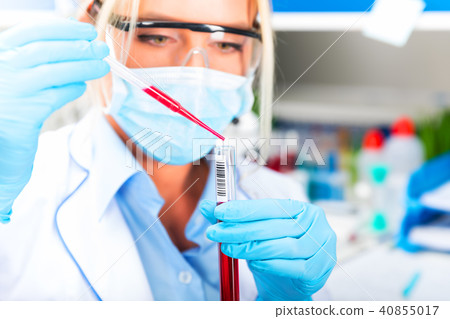 Young female scientist researching in laboratory 40855017