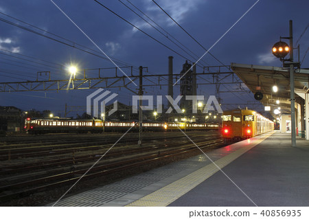 At Itzaki station, Sanyo main line 115 series 40856935