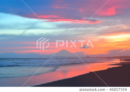 Mt. Fuji stained in the sunset at Kageuma Coast Mt. Fuji stained in the sunset at Kageuma Coast 40857359