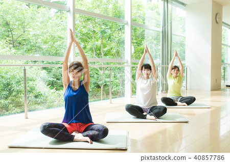 Women who do yoga 40857786
