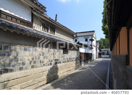 An alley in the Kurashiki Bikan district (viewing the Tsurugata-san Passage Road from between Ohara House and Arinniso) An alley in the Kurashiki Bikan district (viewing the Tsurugata-san Passage Road from between Ohara House and Arinniso) 40857793
