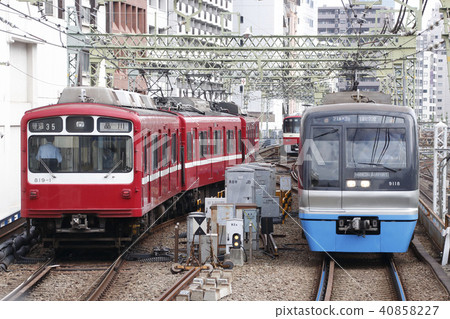一列開往羽田機場的北總線 9100 系列列車，與一列在品川站掉頭的京急線 800 系列列車並列而行。 40858227