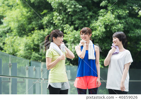 Women running 40859026