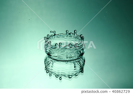 Crown made of water 40862729
