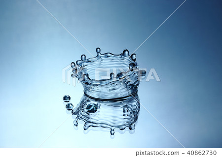 Crown made of water 40862730