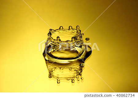 Crown made of water 40862734