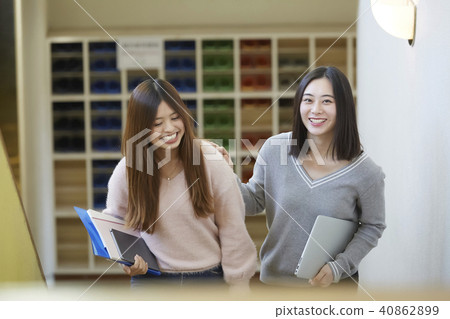 享受校園生活的女學生 40862899