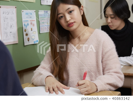 學校夜間出勤的女人 40863142