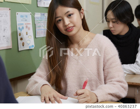 學校夜間出勤的女人 40863237