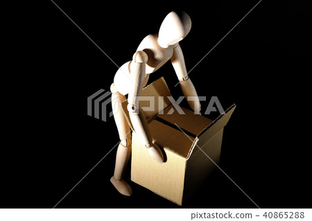 Lumbar peck pain carrying luggage Lumbar peck pain carrying luggage 40865288
