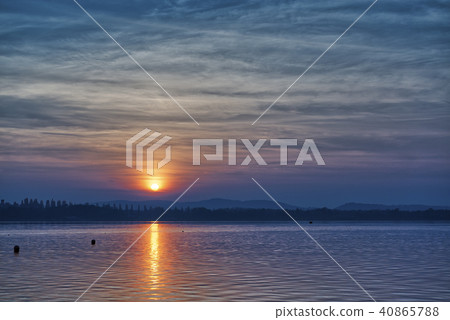 Beautiful sunset over the lake Beautiful sunset over the lake 40865788