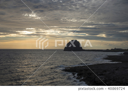 夕陽彩霞中的饅頭岩 40869724