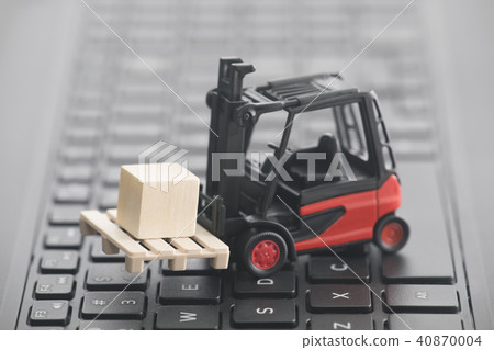 Forklift miniature with wooden block on keyboard Forklift miniature with wooden block on keyboard 40870004