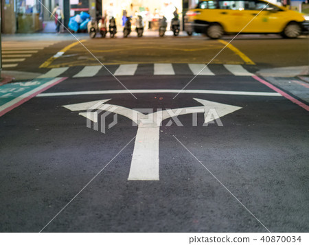 Double indicator road 40870034