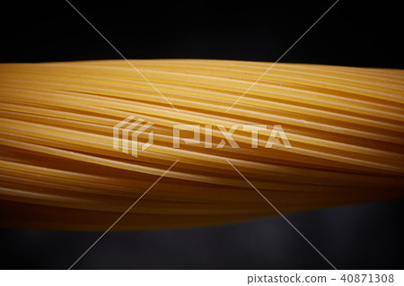 Close-up of raw spaghetti on a black background 40871308