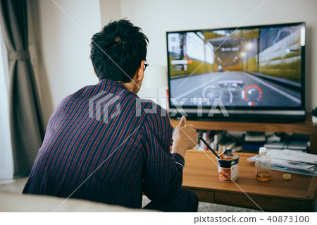 一群年輕的日本男子穿著電子遊戲 一群年輕的日本男子穿著電子遊戲 40873100