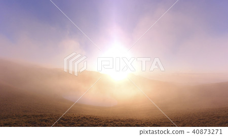 美麗的台灣台東縣嘉明湖日出, 帶著薄薄的霧, 看起來更加夢幻 美麗的台灣台東縣嘉明湖日出, 帶著薄薄的霧, 看起來更加夢幻 40873271