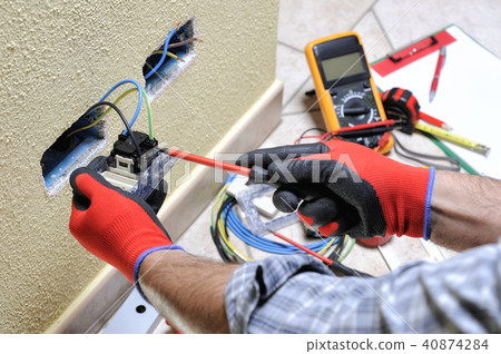 Electrician at work with safety equipment 40874284