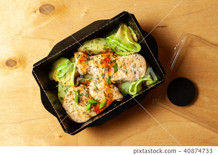 Grilled chicken with avocado 40874733