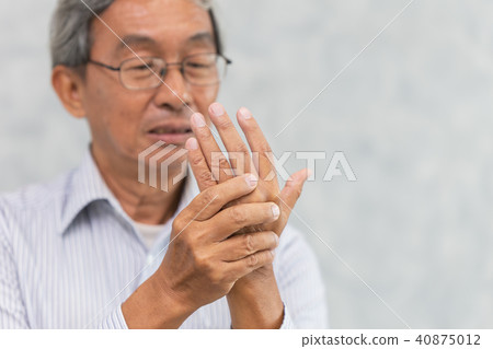 Asian elder suffer hand palm tendon muscle pain. 40875012