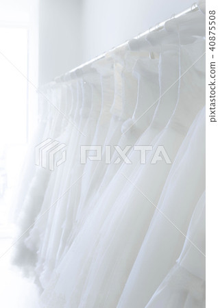 純白色美麗的婚紗 40875508