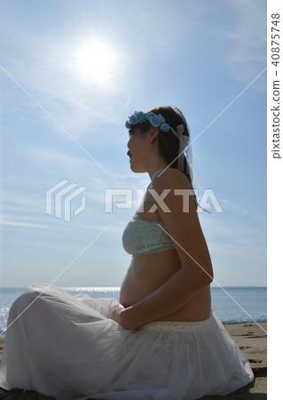 Photographed maternity portrait at the sandy beach of Takase Coast, Hokkaido Otobu-cho in fine weather Photographed maternity portrait at the sandy beach of Takase Coast, Hokkaido Otobu-cho in fine weather 40875748