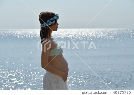 Photographed maternity portrait at the sandy beach of Takase Coast, Hokkaido Otobu-cho in fine weather 40875750