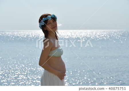 Photographed maternity portrait at the sandy beach of Takase Coast, Hokkaido Otobu-cho in fine weather Photographed maternity portrait at the sandy beach of Takase Coast, Hokkaido Otobu-cho in fine weather 40875751