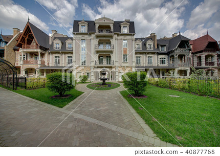 An apartment house overlooking the area with the f 40877768