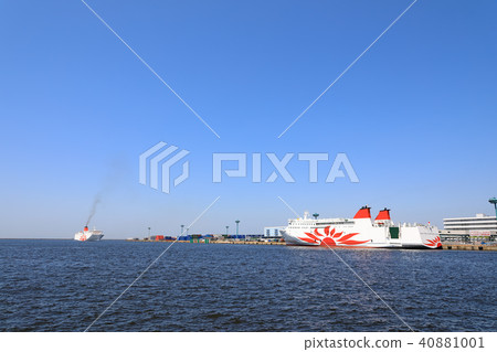 Osaka harbor and car ferry 40881001