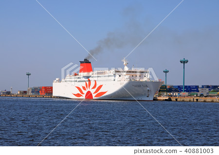Osaka harbor and car ferry 40881003