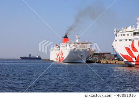 Osaka harbor and car ferry 40881010