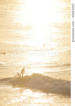 清晨衝浪者剪影閃光 40881093