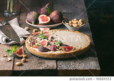 Delicious Tart with fresh figs Delicious Tart with fresh figs 40884353