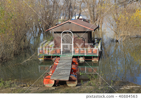 Floating Shack 40884563