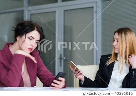 bored business women meeting waiting idler work 40885016