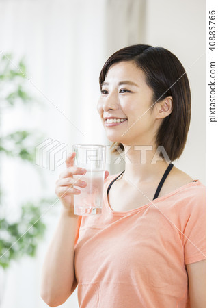 補水的年輕女子 40885766